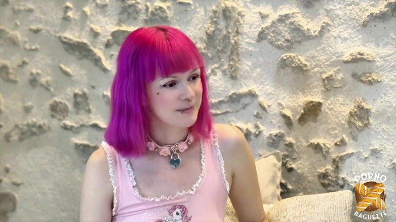 Porno Baguette: Lily, gata linda, quer foda dura