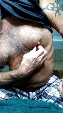 Mr hairy gardener: Striptýz a zkoumání těla s robertkem