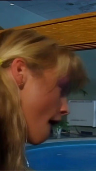 Visage trempé dans de la pisse sexy