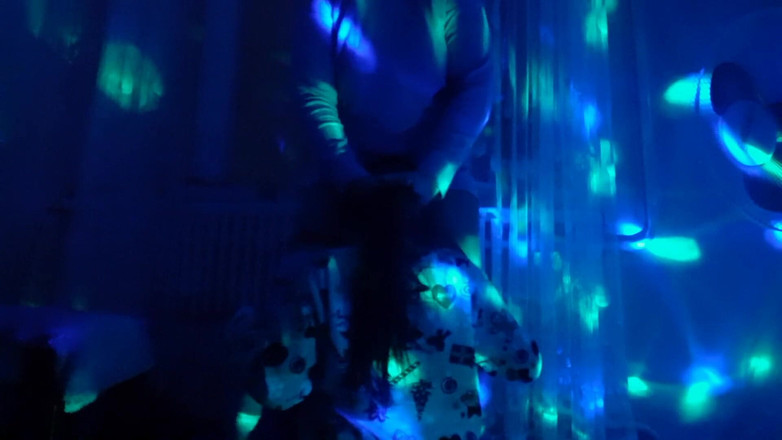 Lesbian-illusion: 파티에서 모두가 춤을 추는 동안, 우리는 낯선 사람과 섹스하기 위해 코너로 갔습니다.