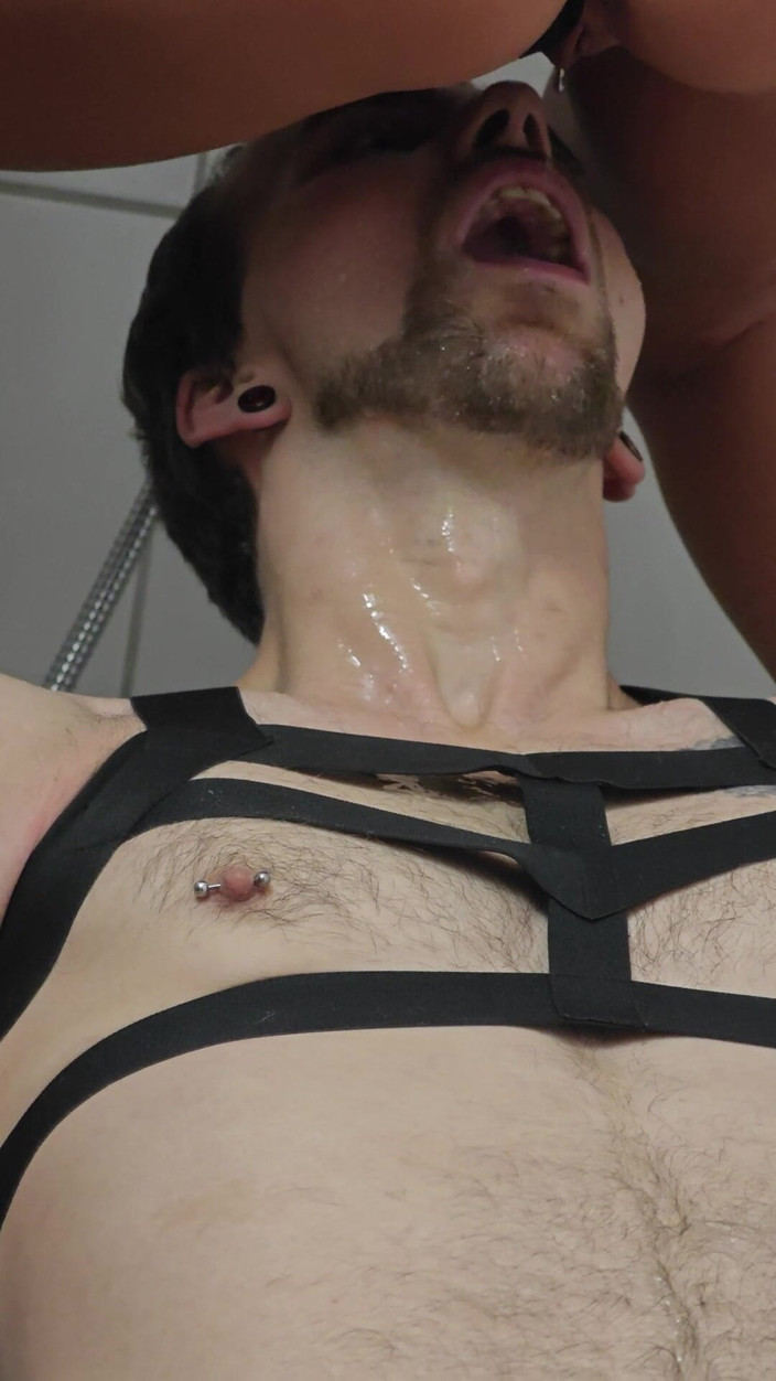 FISTINGQUEEN: Esclavo del váter meó en la ducha