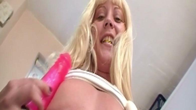 BANGORA RETRO CLUB: Loira se fode fundo com vibrador rosa