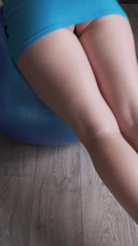 MILF im Sportrock neckt engen arsch auf Fitnessball