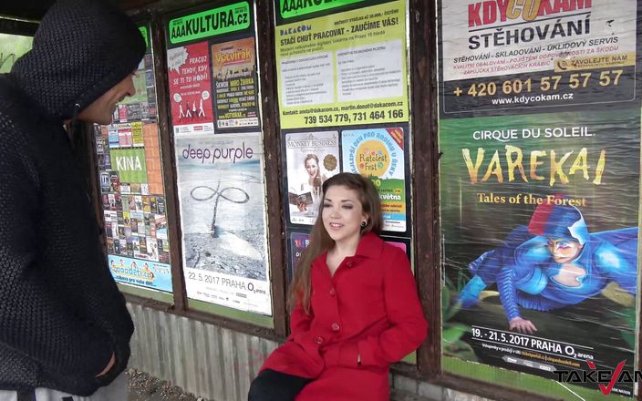 Take Van: Doorboorde babe gevonden op bushalte spreidt haar harige poesje voor...