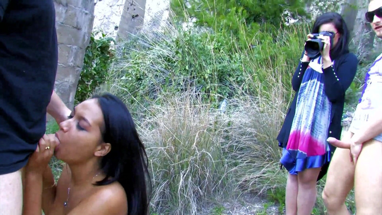 Out Sexxx: Pantat bahenol gadis eksotis ini didobel penetrasi sama dua pria...
