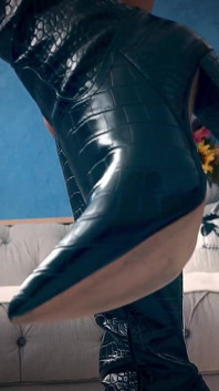 Leder-herrin stiefel anbetung