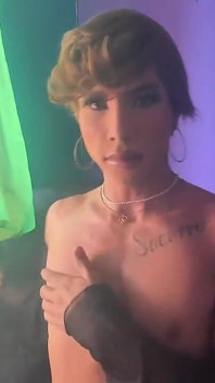 Sissy Slut Gigi Prince nảy mông trên dương vật giả cứng sau khi tắm nước nóng