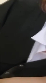 La timida ragazza giapponese si arrapa in hotel