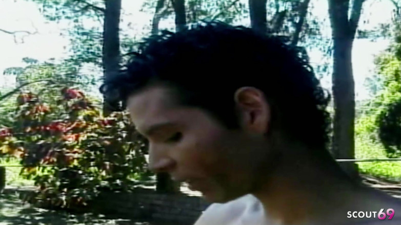 Shemale TS Collection: 金发苗条人妖在户外被男人狠操菊花