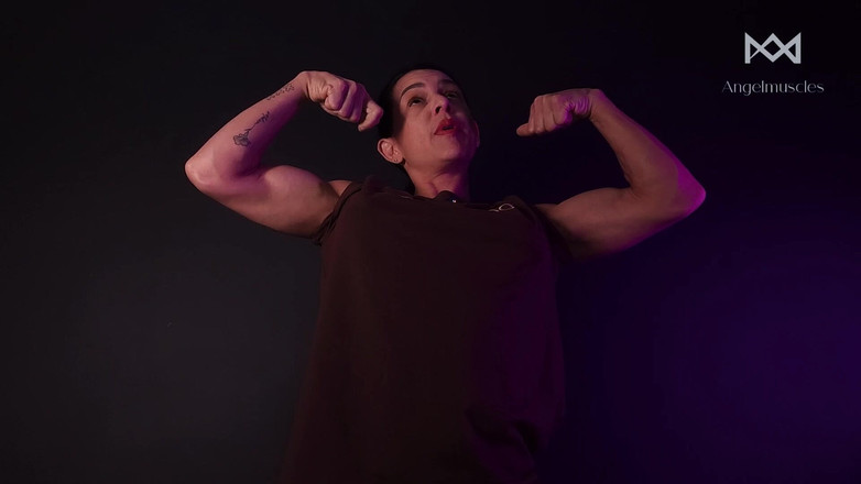 Angelmuscles: POV: Dia menyerah kepada lengan saya yang berurat