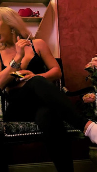 Sheela Sinner fumando cuspindo e humilhação no cinzeiro humano