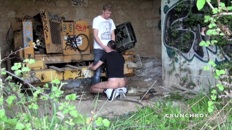 EXHIB BOYS: Arab slut fucked outdoor in cruising place by the blond...