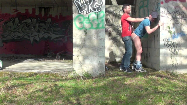 Crunch Boy: Chupa su mejor amigo sexy al aire libre