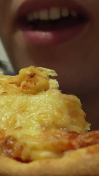 Bữa tối pizza khổng lồ biến một người đàn ông nhỏ bé trở thành người đứng đầu