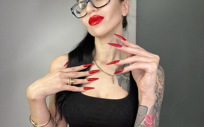 Julia domaina: Si sditalinano e giocano con i capelli con le unghie...