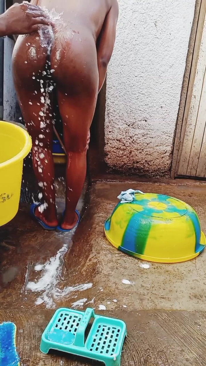 Me and my new slut: 在肮脏的环境中给我怀孕的女友洗澡