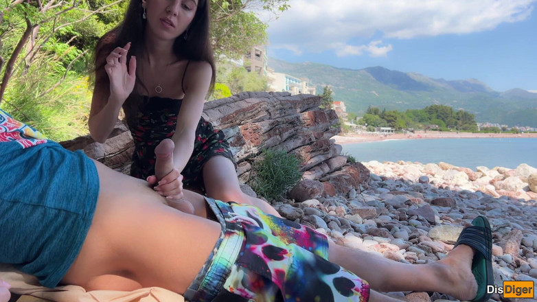 Dis Diger: Berkelip batang di pantai - awek melihat zakar saya dan membantu...