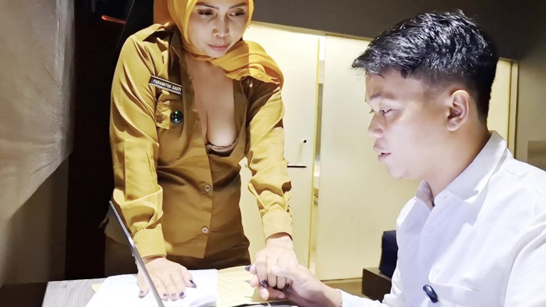momi_itha_: Follar a su compañero de trabajo después de que se...