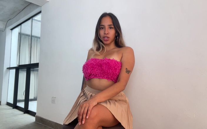 Goddess Alexa femdom: O fată populară te agresează - te cheamă nume în fața tuturor