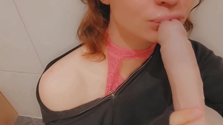 TiSIssyTi: Фембой-сисси соблазняет тебя дилдо и плевками