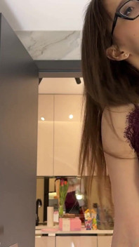 Skirt Tembus Pandang Dan Thong Merah Dia Melancap Menjadi Titik Godaan Di Bilik Air Dengan Setiausaha Kaki Panjang