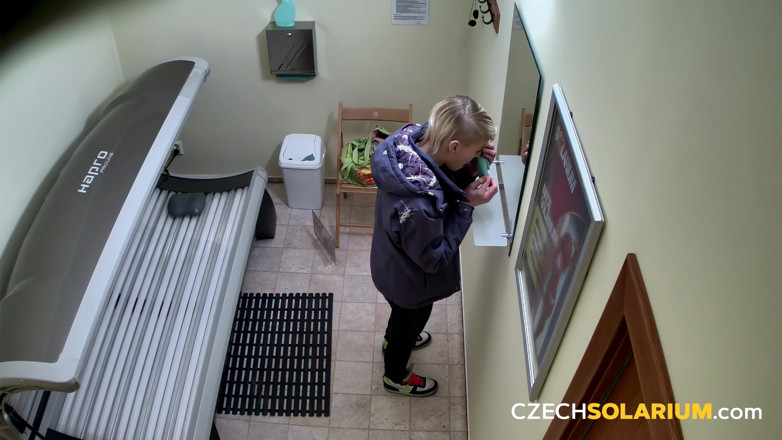 Czech Solarium: Tjeckiskt Solarium 54: Blond ung kvinna remsor ner och blinkar hennes...