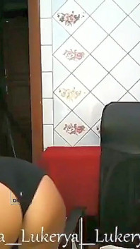 Yaşlı yalnız seksi ev hanımı web kamerasında külotla götünü ve amını gösteriyor