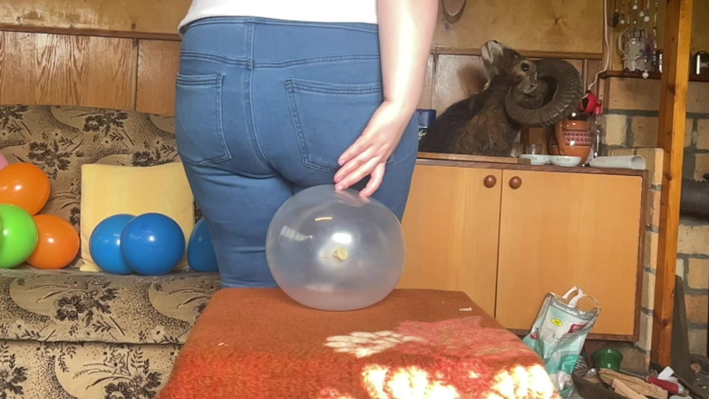 BeachBallsDuo: Bigbootylucy 穿着蓝色牛仔裤粉碎了 20 多个球蛋！2台慢动作相机