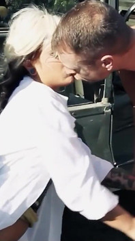 Sarışın orta yaşlı seksi kadın sarah açık havada üçlü askerler tarafından sikiliyor