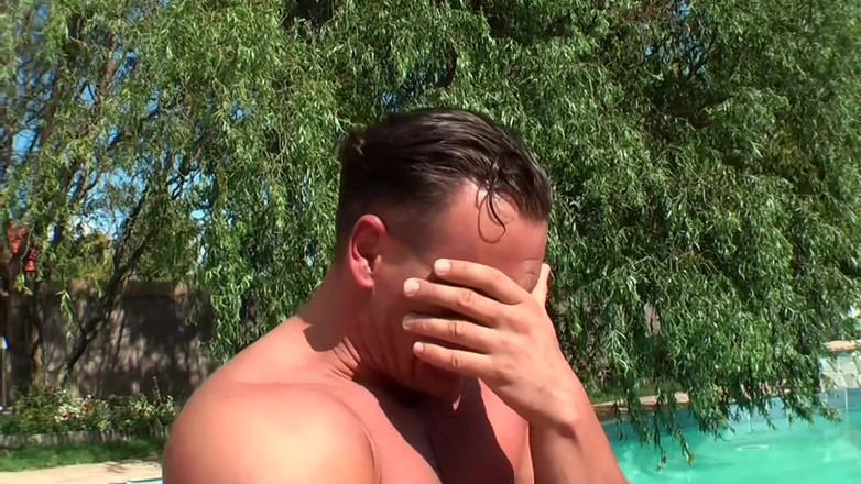 Big Boobs Babe: Al Aire Libre Rubia DP Junto a La Piscina Pasión