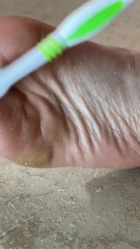 Umiliazione Del Piede Con Il Tuo Spazzolino Da Denti