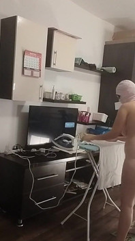 Sexy brunetka dělá nahé práce po celém domě