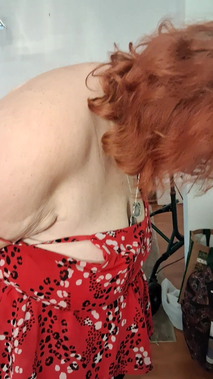 BBW nurse Vicki adventures with friends: Grote Schoonheidsverpleegster Vicki Veegt Zichzelf Af