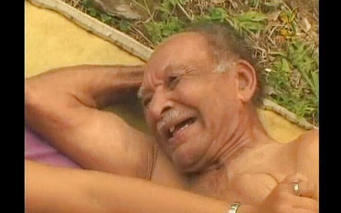 Nasty matures and dirty grannies club: Ai vecchi ragazzi piace la giovane figa