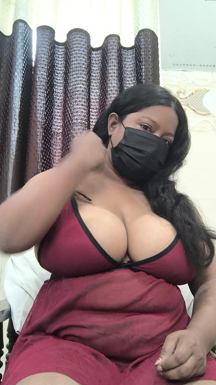 Naughty riya studio: Khoe ngực