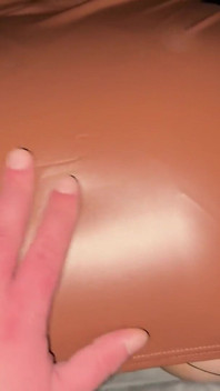 L'ha scopata e la filmò il suo grosso culo mentre la scopava sulla sua gonna! Non avrei dovuto lasciarla andare dal mio ragazzo
