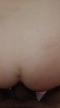 La formosa milf asiatica e lo zucchero squirta su un cazzo enorme e viene sborrata dentro
