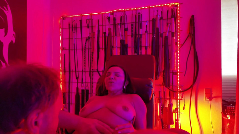 Domina Dark: Gasping Pussy