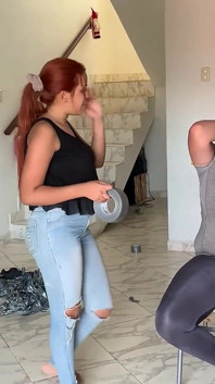 Lelaki montel diikuti di rumah oleh pita duct jalang gila (episod 2 daripada 2)