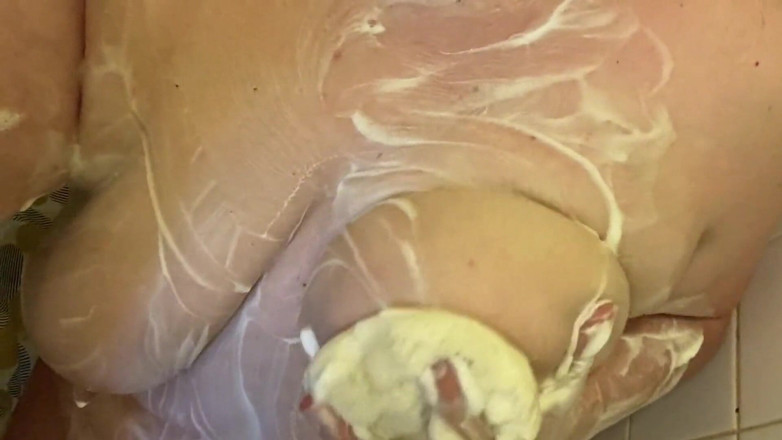 Real homemade BBW BBC porn: Ve sprše mydlím moje obrovská prsa