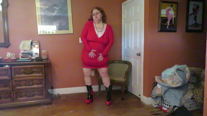 BBW nurse Vicki adventures with friends: Spogliarello con abito rosso e stivali fiammeggianti parte 1