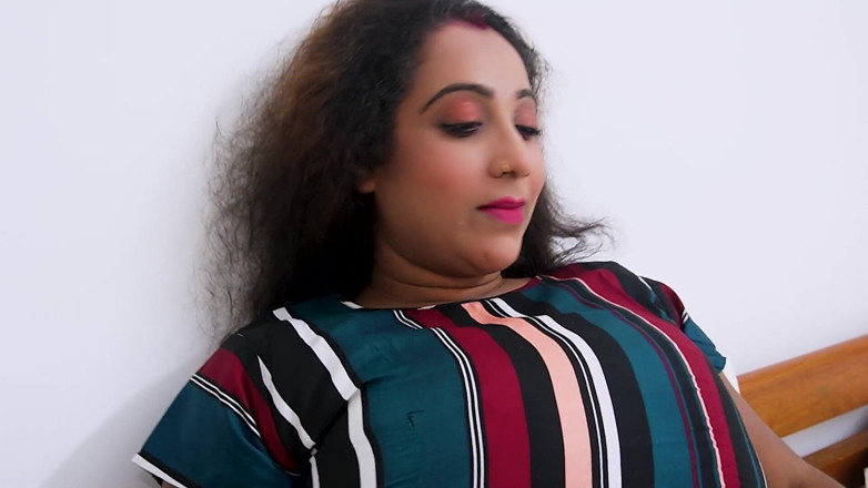 Queen star Desi: Una tía sexy de grandes tetas follada con un hijastro
