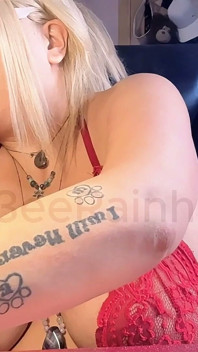 섹시한 체인스모킹 비 밀프 작업 및 레드 페이턴턴 펌프스 포즈