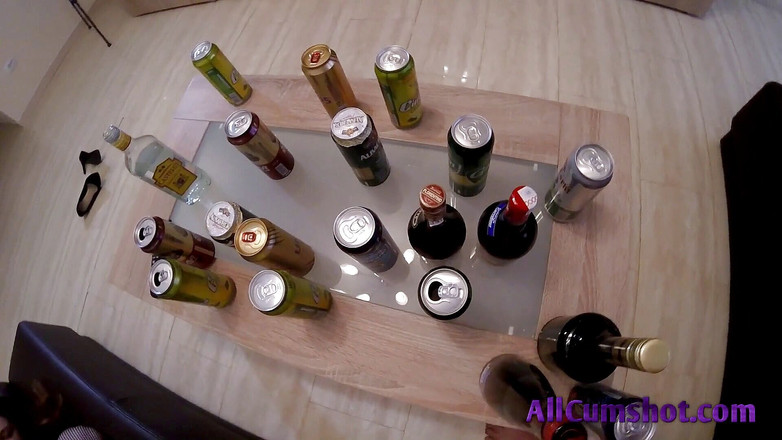 All Cumshot: Puszczalska dziewczyna ostro zerżnięta w cipkę i tyłek i zakrycie...