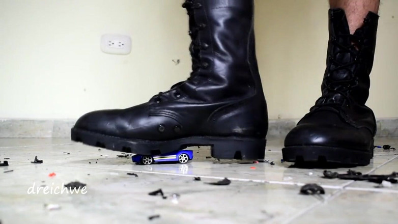 Dreichwe: Destroying some cars with my boots