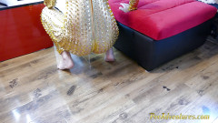 Pee Adventures: Hnědovlasá cosplay mimozemský kostým pipi nehoda