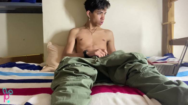 Isak pervert: Un ragazzo vestito da militare tira fuori il suo enorme...