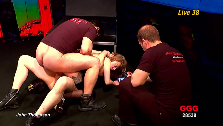 Threesome and GangBang: Blondynka dostaje twarz zerżnięta przez wielu facetów i pokryta spermą
