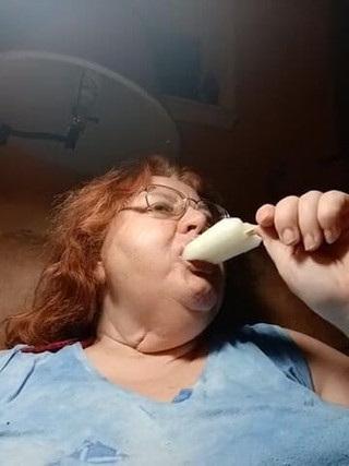 BBW nurse Vicki adventures with friends: Jedzenie popsicle zimnej linii lodu