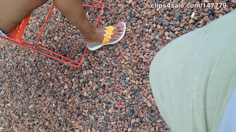 Foot Patrol: エボニーミルフ ツヤイヤのある太もも 脚 と きれいなピンクのつま先